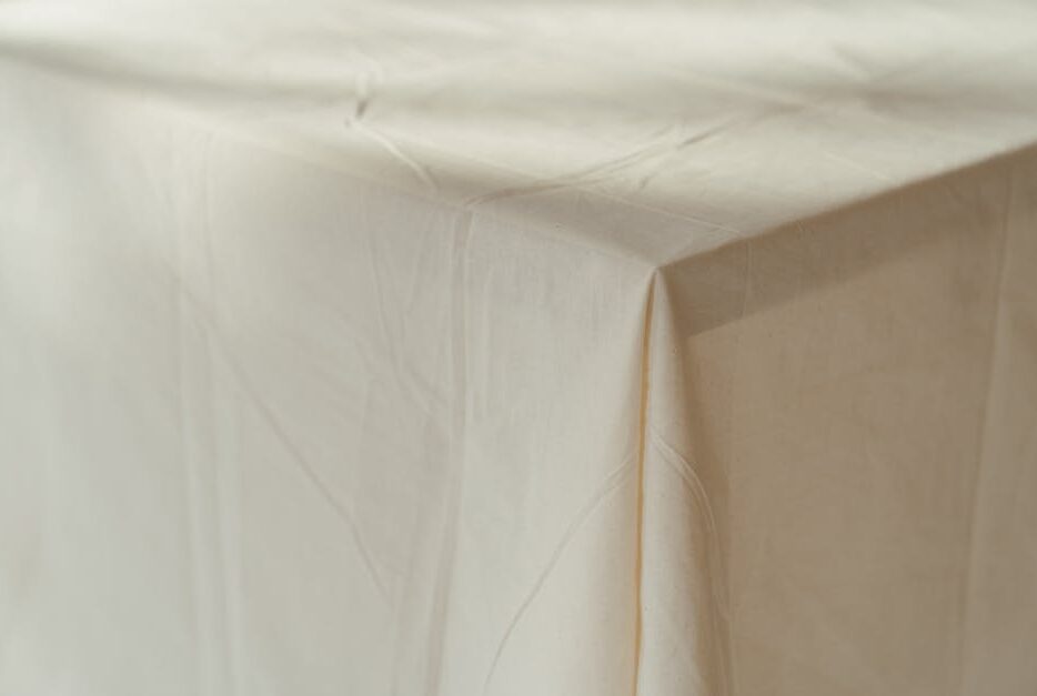 Kącik jadalniany w małym mieszkaniu: ława ze schowkiem, stół składany i dobre oświetlenie