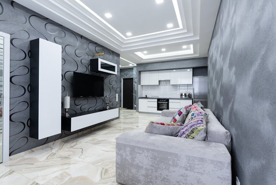 Ściana TV w salonie w bloku: ukrycie kabli, zabudowa i akustyka krok po kroku