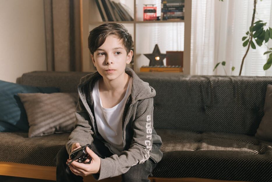 Osłony okienne w bloku: rolety dzień-noc, plisy czy zasłony zaciemniające? Montaż i koszty