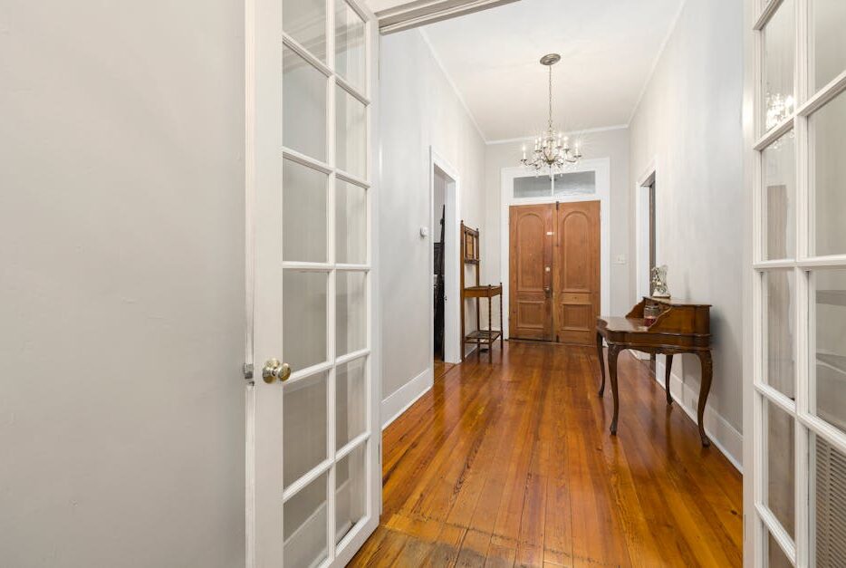 Przejścia bezprogowe i listwy dylatacyjne w mieszkaniu: rodzaje, montaż krok po kroku i koszty