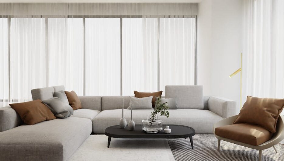 Tapetowanie w mieszkaniu w bloku: wybór tapety, przygotowanie ścian i montaż krok po kroku z realnymi kosztami