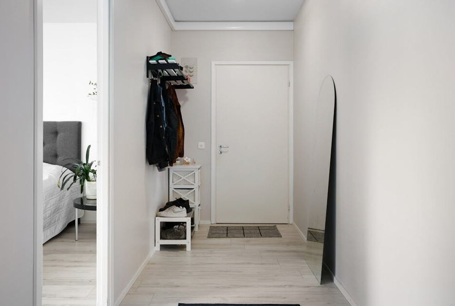 Szafka na buty z płyty laminowanej: projekt, cięcie na wymiar, okleinowanie i montaż z realnymi kosztami