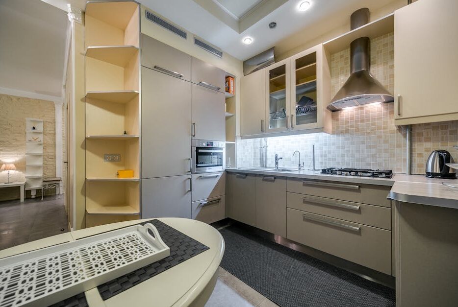 Wymiana frontów kuchennych w bloku: pomiar, dobór, montaż i realne koszty